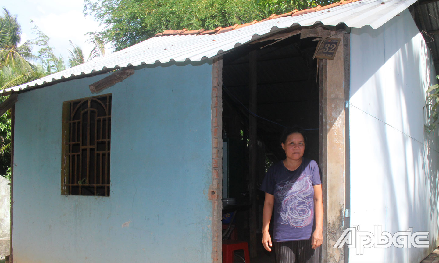 Chị Lượm bên căn nhà xuống cấp, không đảm bảo an toàn.