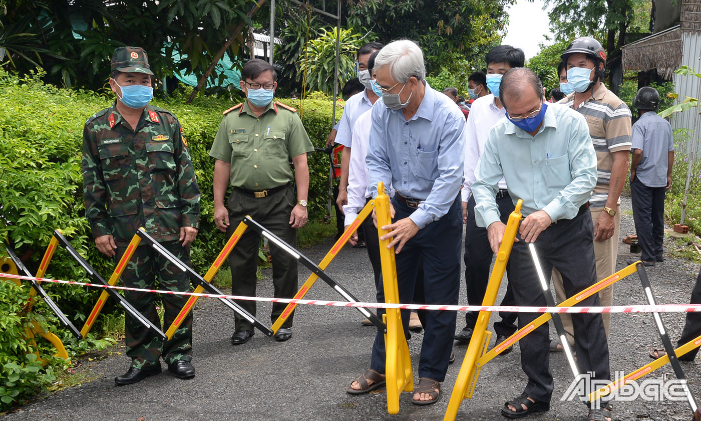 Lãnh đạo UBND TX. Cai Lậy gỡ phong tỏa xã Mỹ Hạnh Đông.