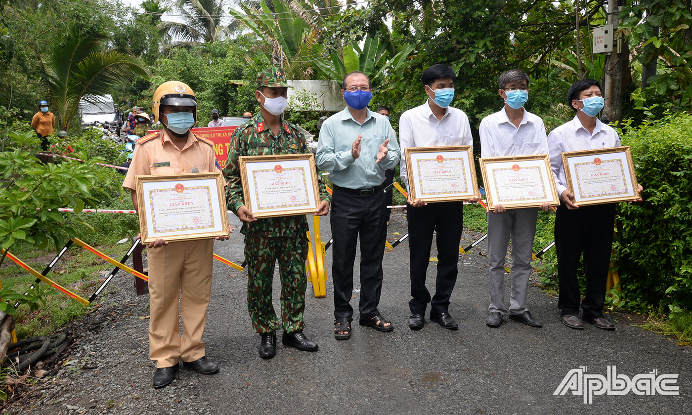 Lãnh đạo UBND TX. Cai Lậy đã tặng Bằng khen cho 5 tập thể đóng góp tích cực trong công tác phòng, chống dịch Covid-19 trên địa bàn xã Mỹ Hạnh Đông.