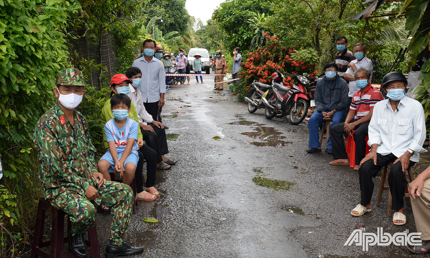 Người dân háo hức chờ giây phút gỡ phong tỏa.
