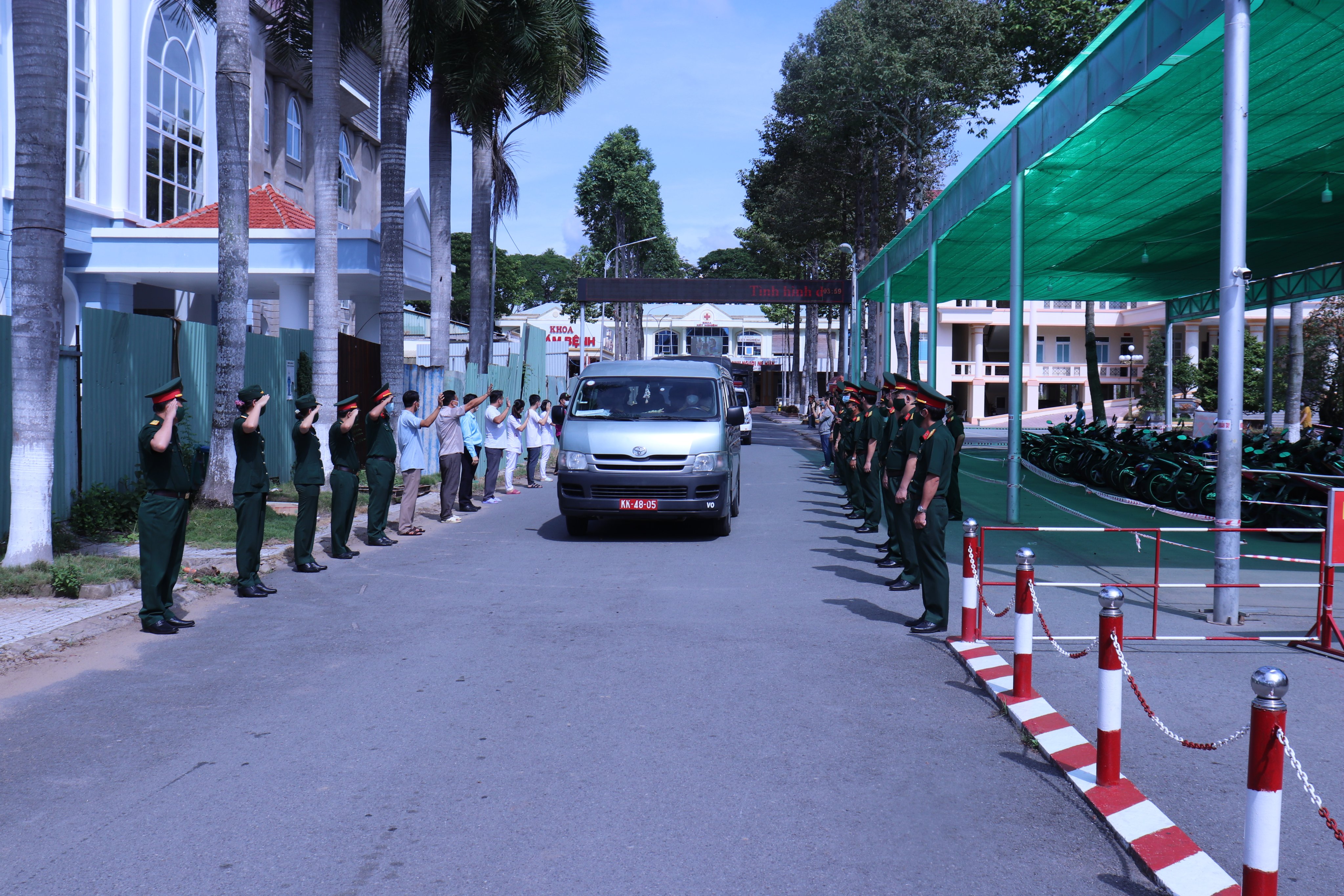 Rất đông cán bộ, chiến sĩ, công nhân viên Bệnh viện quân y 120 đưa tiễn cán bộ nhân viên BVDCTN số 6 đi làm nhiệm vụ điều trị bệnh nhân covid – 19