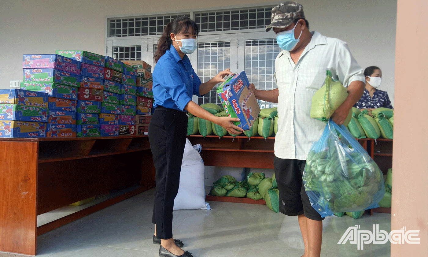 ĐV-TN trao quà hỗ trợ cho người dân khó khăn trong Chương trình “Gian hàng 0 đồng - Kết nối yêu thương” 