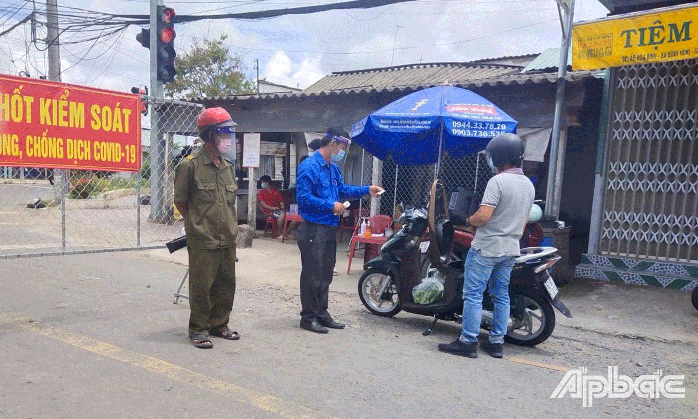 ĐVTN tham gia trực hỗ trợ lực lượng chức năng, tại các chốt kiểm dịch phòng, chống dịch bệnh