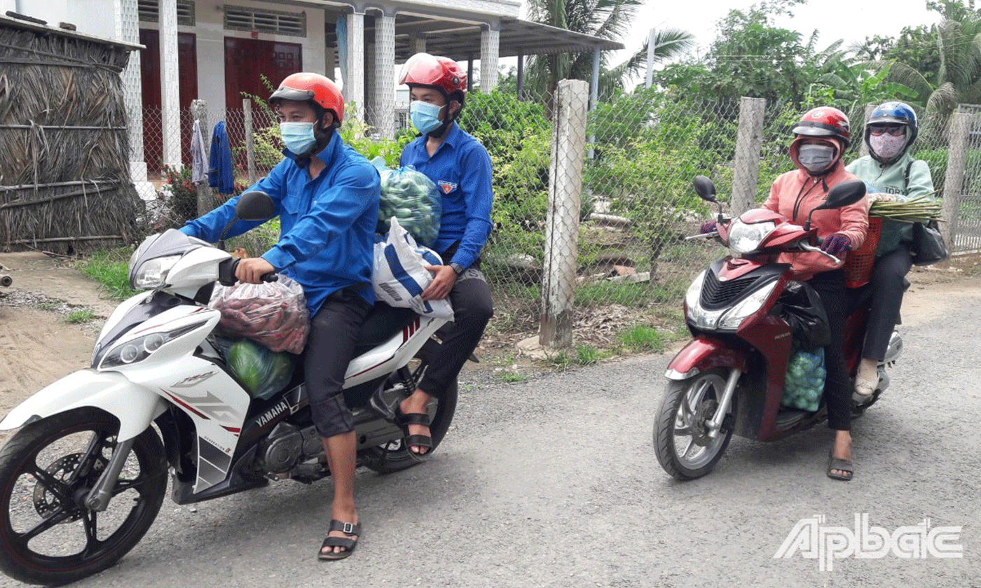 đoàn viên thanh niên của huyện tham gia hoạt động vận chuyển rau, củ và các nhu yếu phẩm cần thiết do các mạnh thường quân, nhà hảo tâm hỗ trợ cho các hộ dân trong các điểm phong tỏa phòng chống dịch bệnh COVID-19 trên địa bàn huyện.