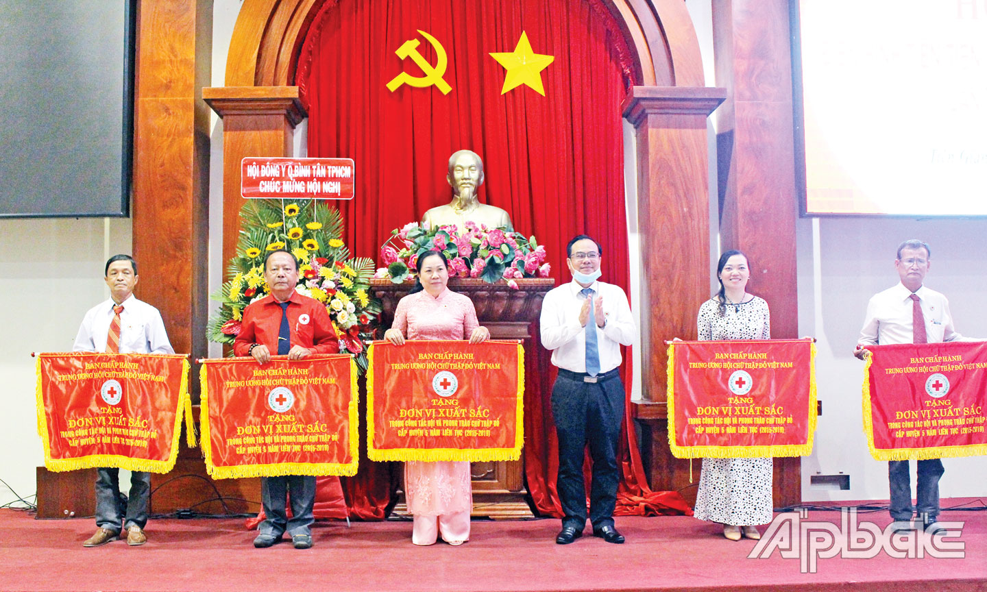 Hội CTĐ huyện Chợ Gạo (thứ 2 bên phải qua) được Ban Chấp hành Trung ương Hội CTĐ Việt Nam tặng Cờ thi đua đã có thành tích xuất sắc trong công tác Hội và phong trào CTĐ, giai đoạn 2015 - 2019 (ảnh chụp ngày 6-8-2020).