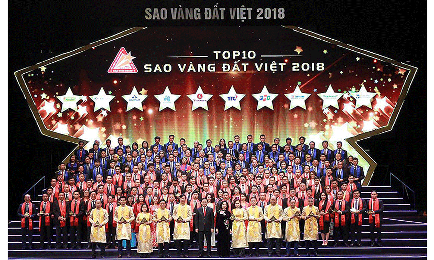 Các đồng chí lãnh đạo Đảng, Nhà nước cùng tập thể doanh nhân giành Giải thưởng “Sao Vàng đất Việt” năm 2018. 