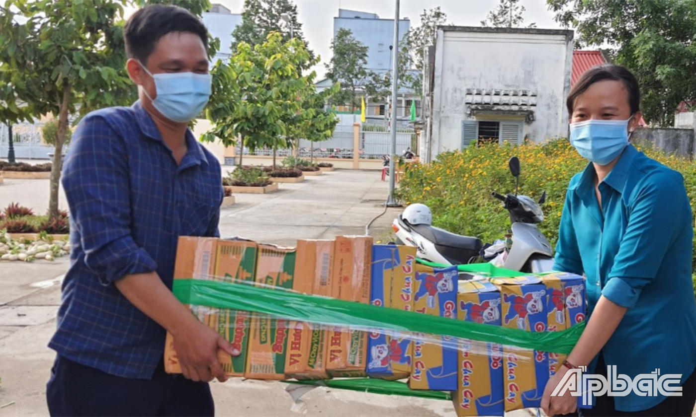 Vận chuyển nhu yếu phẩm của các mạnh thường quân hỗ trợ cho gian hàng 0 đồng