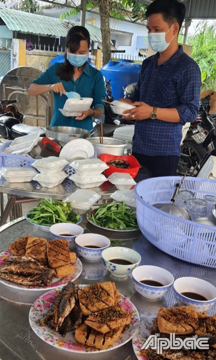 Những bữa ăn được chị em phụ nữ chuẩn bị chu đáu đảm bảo công tác phòng chống dịch