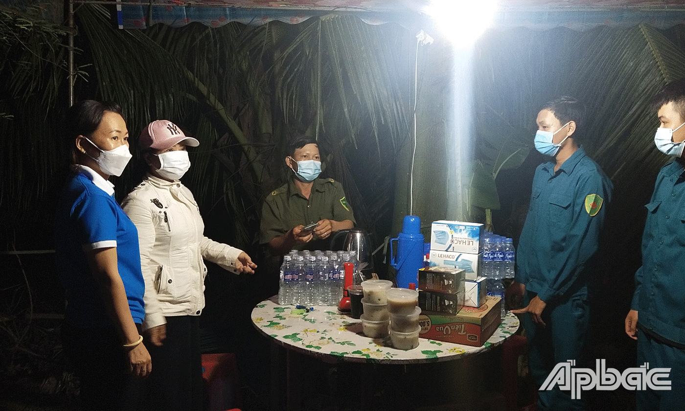 Hội LHPN huyện thăm, tặng quà lực lượng trực các chốt kiểm soát.