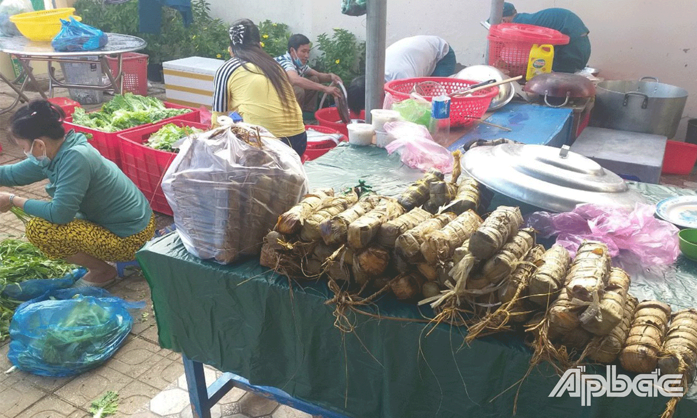 Các chị em phụ giúp lực lượng bộ đội, dân quân nấu ăn tại các khu vực cách ly.