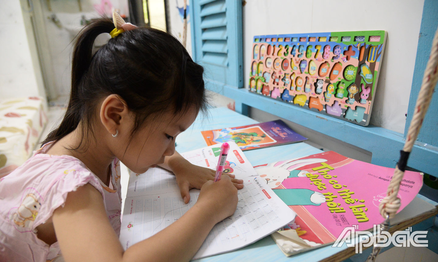 Các bậc cha mẹ hãy đồng hành cùng con để có những ngày hè ở nhà bổ ích.