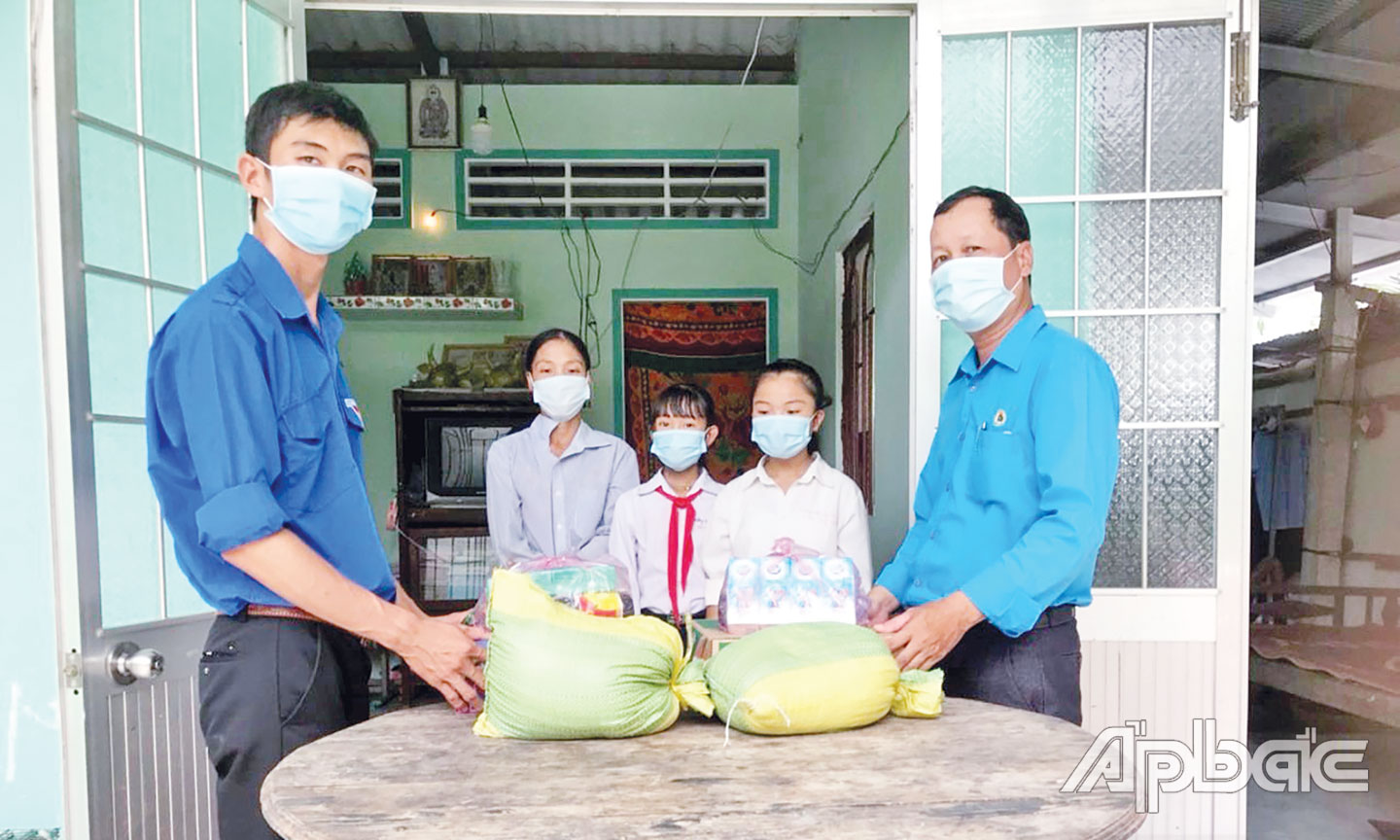 Các ngành, đoàn thể huyện Gò Công Tây tặng quà cho học sinh nghèo, vượt khó học tốt của huyện. 