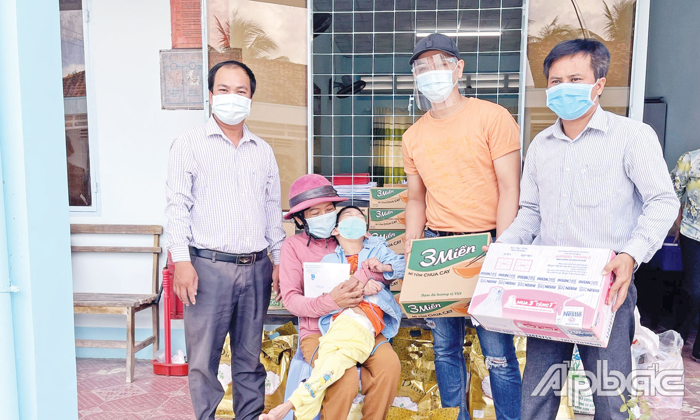 Các ngành, đoàn thể huyện Gò Công Tây tặng quà cho trẻ khuyết tật của huyện.