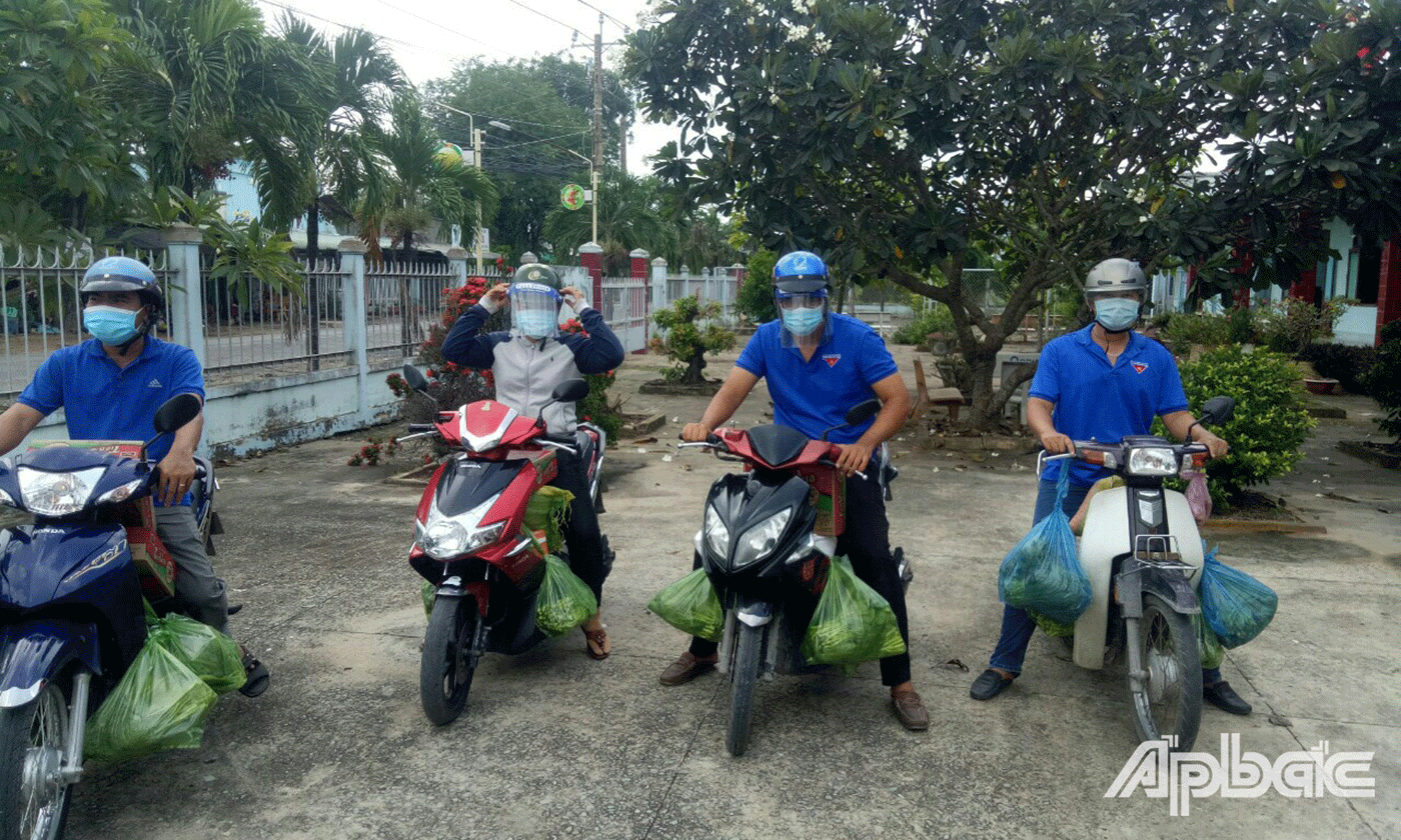 Đội “Shipper áo xanh” giúp người dân mua lương thực, thực phẩm, nhu yếu phẩm thiết yếu