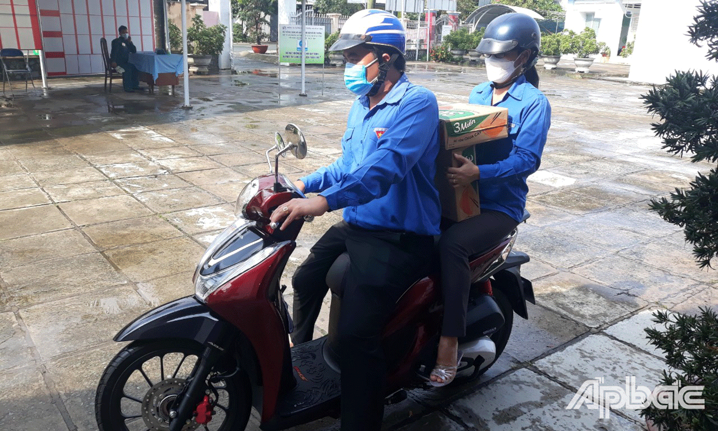 Đội “Shipper áo xanh” vận chuyển nhu yếu phẩm đến các hộ dân