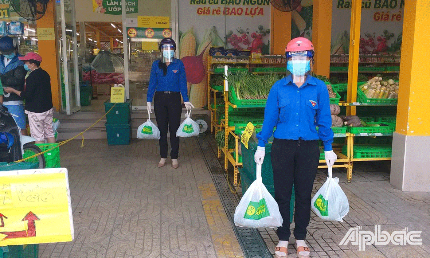 Đội “Shipper áo xanh” giúp người dân mua lương thực, thực phẩm, nhu yếu phẩm thiết yếu