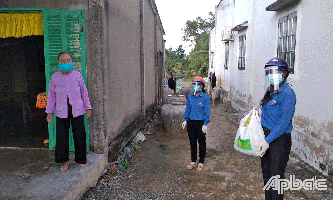 Đội “Shipper áo xanh” giúp người dân mua lương thực, thực phẩm, nhu yếu phẩm thiết yếu,… và giao tận nhà