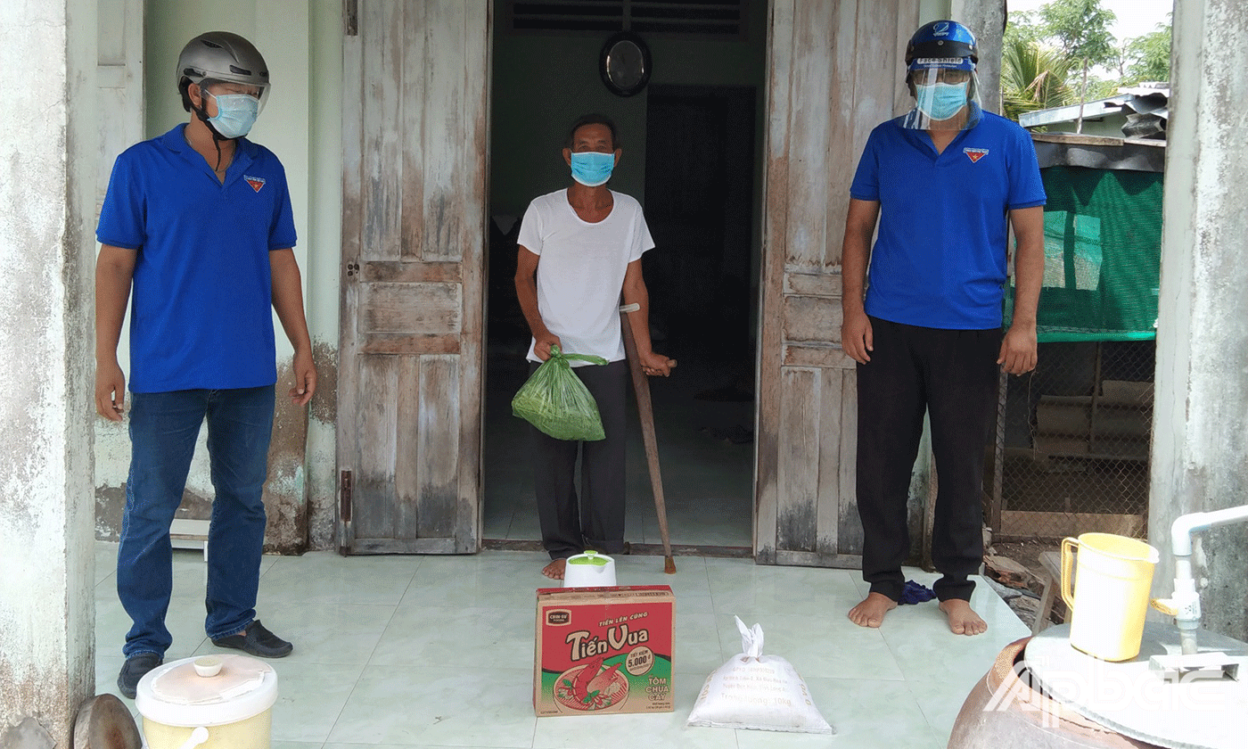 Đội “Shipper áo xanh” giúp người dân mua lương thực, thực phẩm, nhu yếu phẩm thiết yếu,… và giao tận nhà