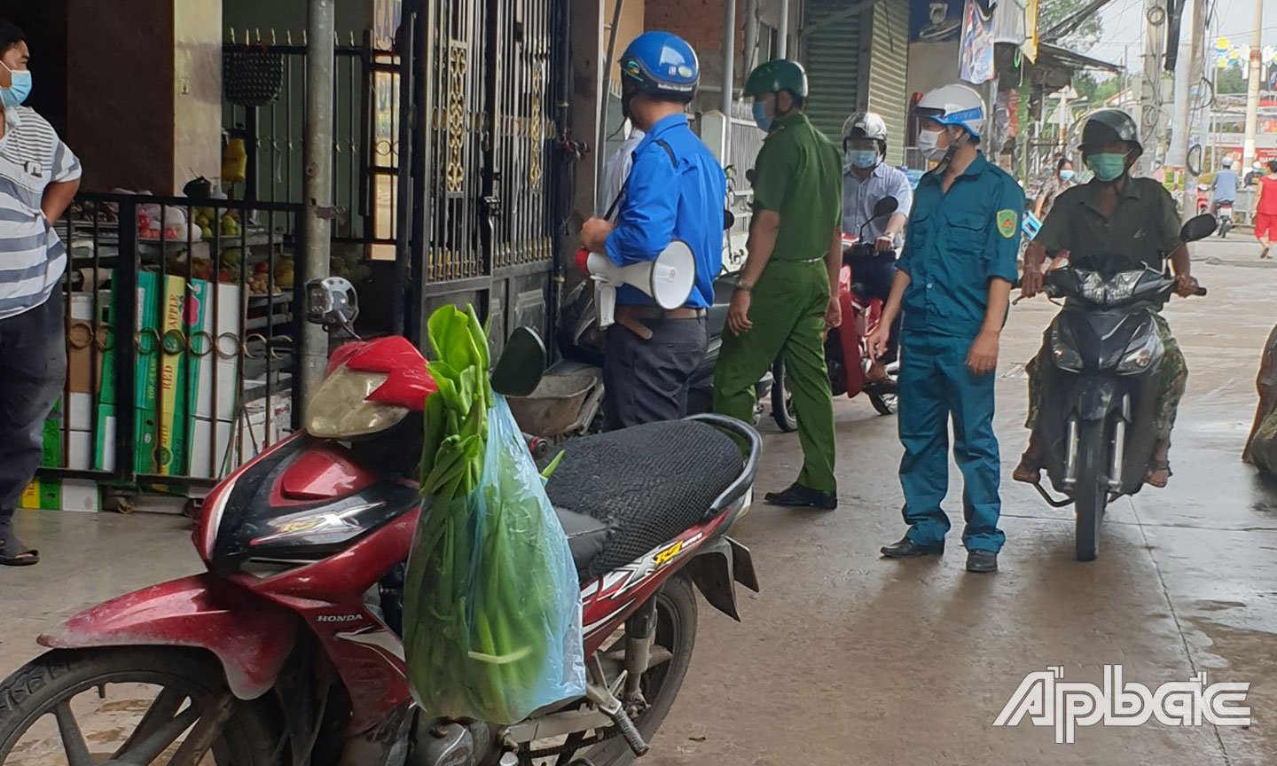 Chính quyền địa phương xã....nhắc nhở cửa hàng kinh doanh đảm bảo công tác phòng chống dịch