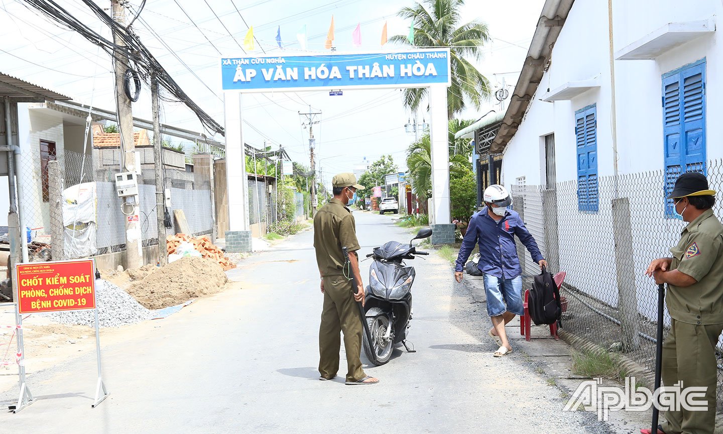 Lực lượng chốt kiểm soát xã Thân Cửu Nghĩa kiểm tra chặt chẽ người đi và về địa phương/