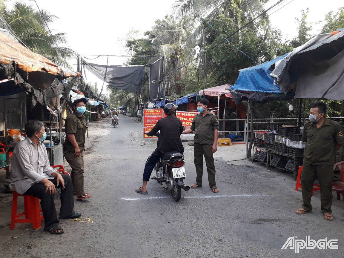 Lực lượng chốt kiểm soát xã Thân Cửu Nghĩa kiểm tra chặt chẽ người đi và về địa phương/