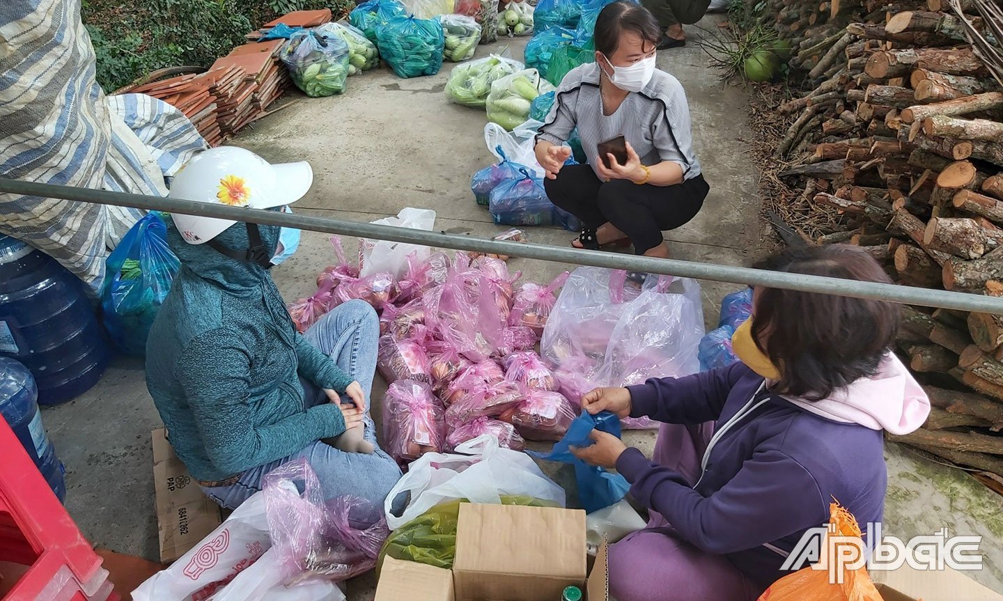 Mặt trận các đoàn thể huyện Gò Công Tây đến nhà trào quà cho các hộ nghèo khó khăn trên địa bàn huyện