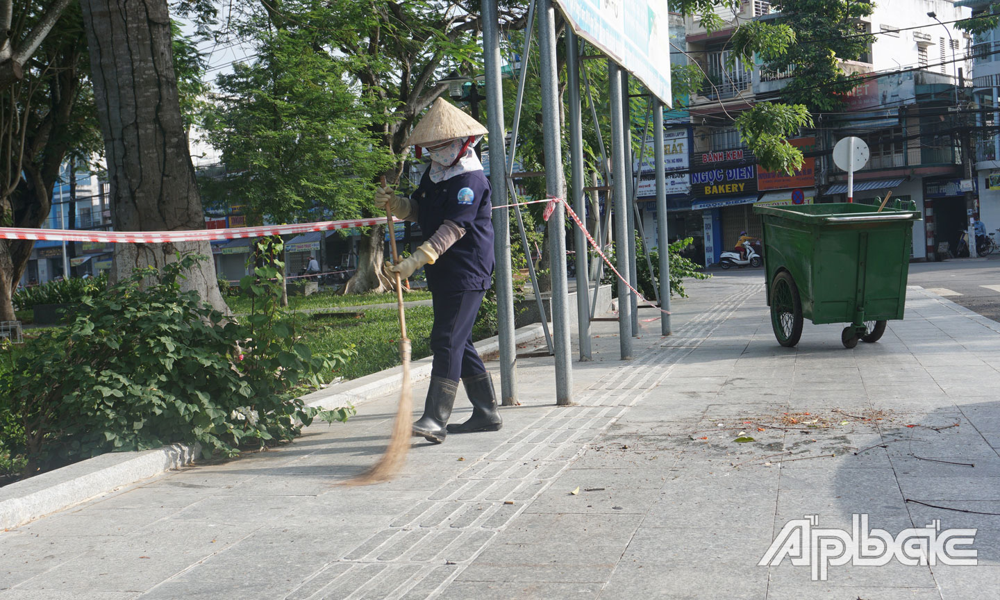 Những công nhân vệ sinh môi trường vẫn ngày đêm quét dọn vệ sinh, thu gom rác thải trên các tuyến đường, tại các khu phố, khu cách ly… trong mùa dịch bệnh.