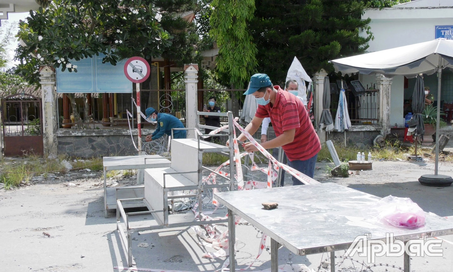 Lực lượng chức năng tháo dỡ hàng rào phong tỏa chợ Ba Dừa.