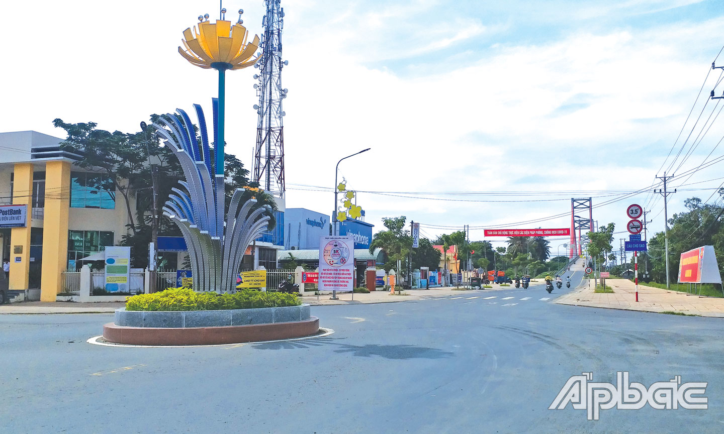 Các tuyến đường trên địa bàn huyện Chợ Gạo vắng người và phương tiện lưu thông.