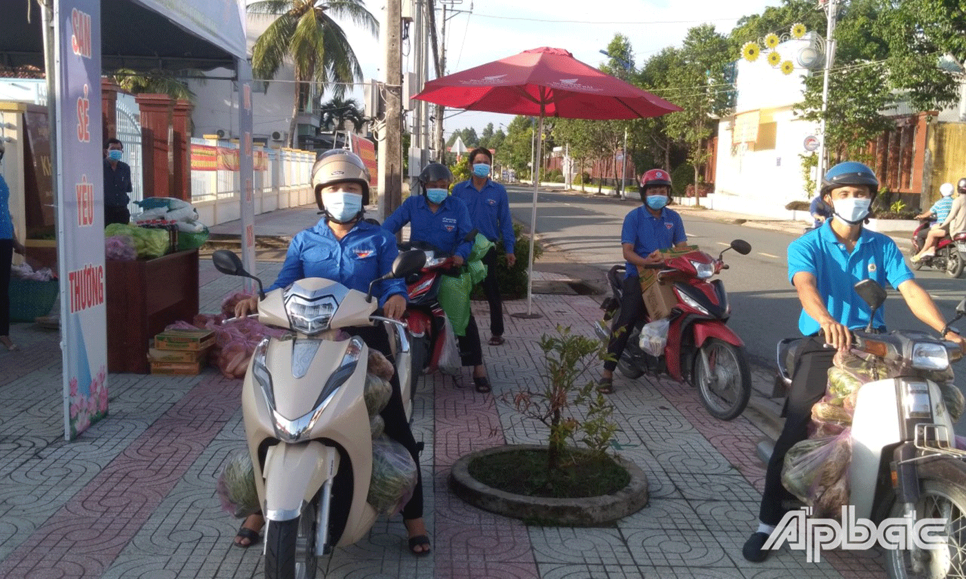 bạn tình nguyện viên sẵn sàng chở quà đến từng địa điểm của người dân, CNVCLĐ khó khăn.