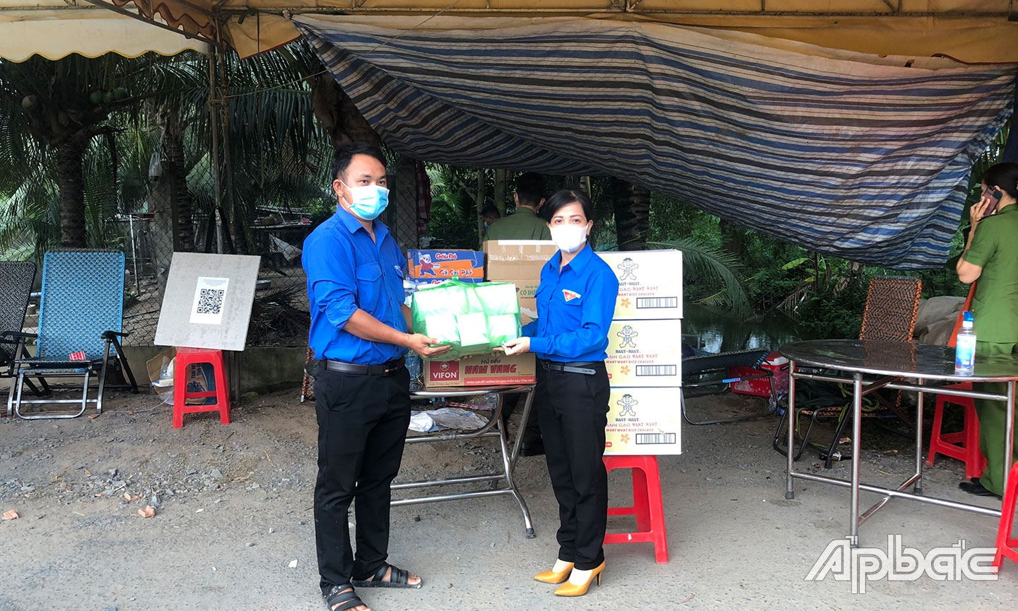 Đoàn phát quà tại chốt xã Tân Hội Đông