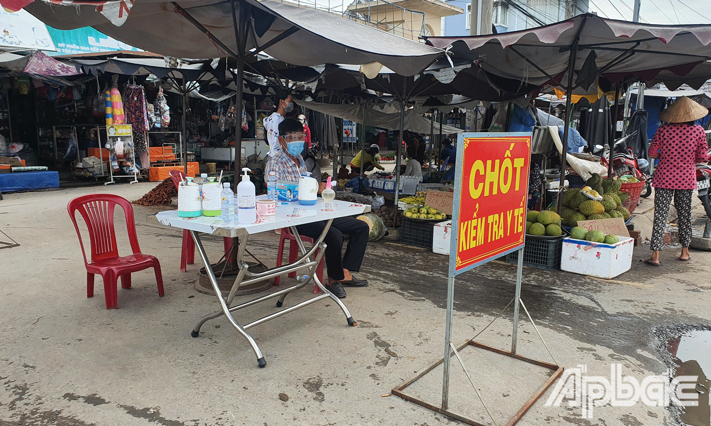 Điểm kiểm tra y tế khi vào chợ Hòa Khánh.