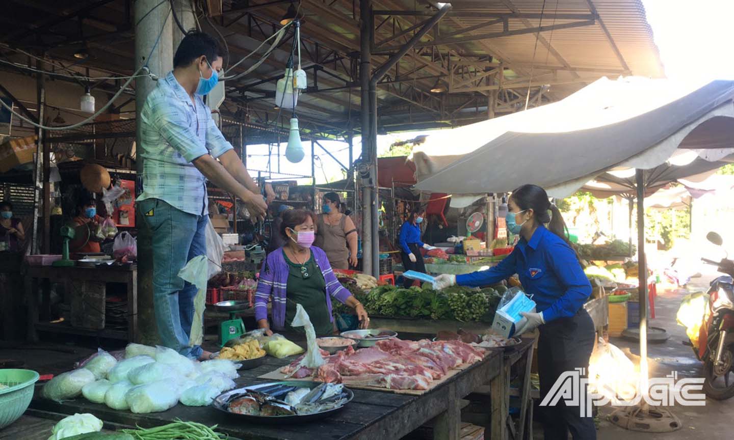 Đoàn viên, thanh niên huyện Tân Phước tham gia tuyên truyền phòng chống dịch và phát khẩu trang tại chợ Bắc Đông (xã Thạnh Mỹ).