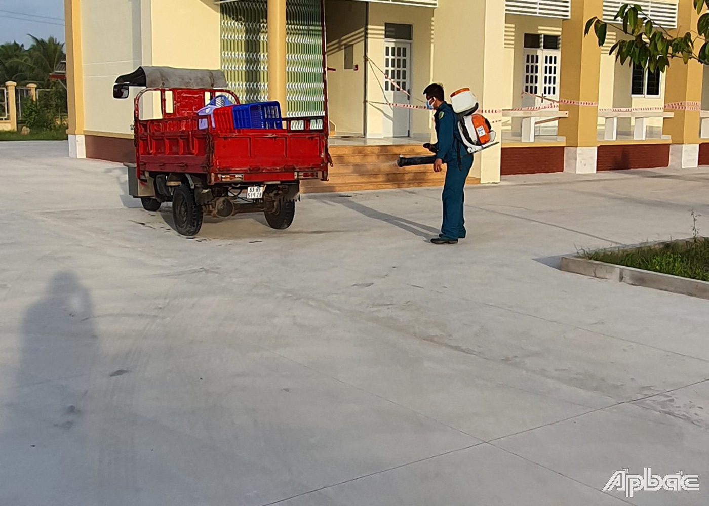 Các xe vận chuyển cơm khi ra vào khu cách ly điều được phun xịt khử khuẩn