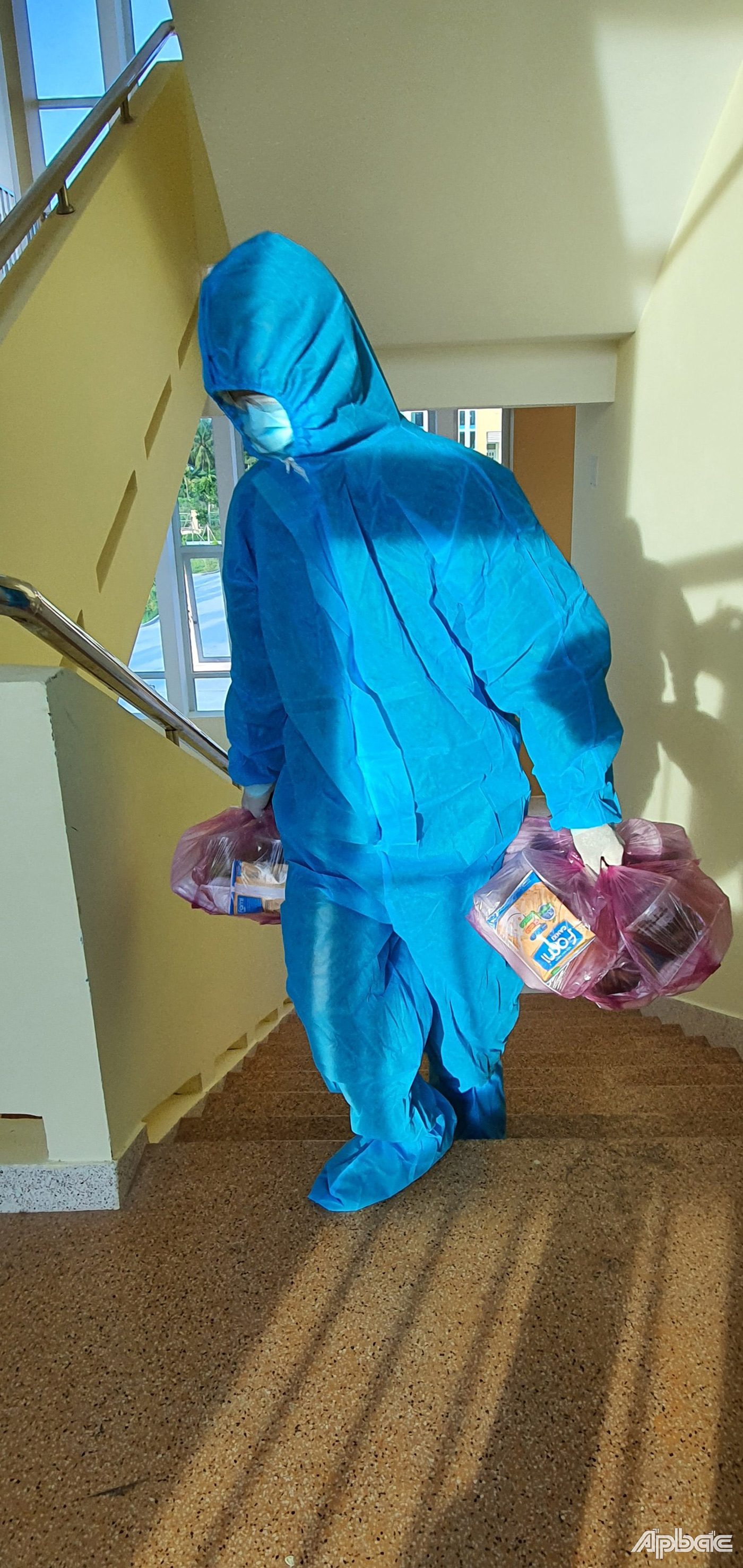 Giao cơm cho người được cách ly