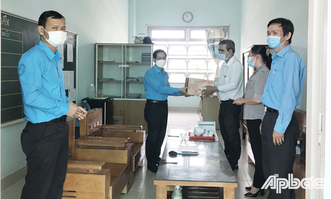 đồng chí Lê Minh Hùng, Ủy viên Ban Chấp hành Tổng Liên đoàn, Tỉnh ủy viên, Chủ tịch Liên đoàn Lao động tỉnh Tiền Giang đã trao tặng 