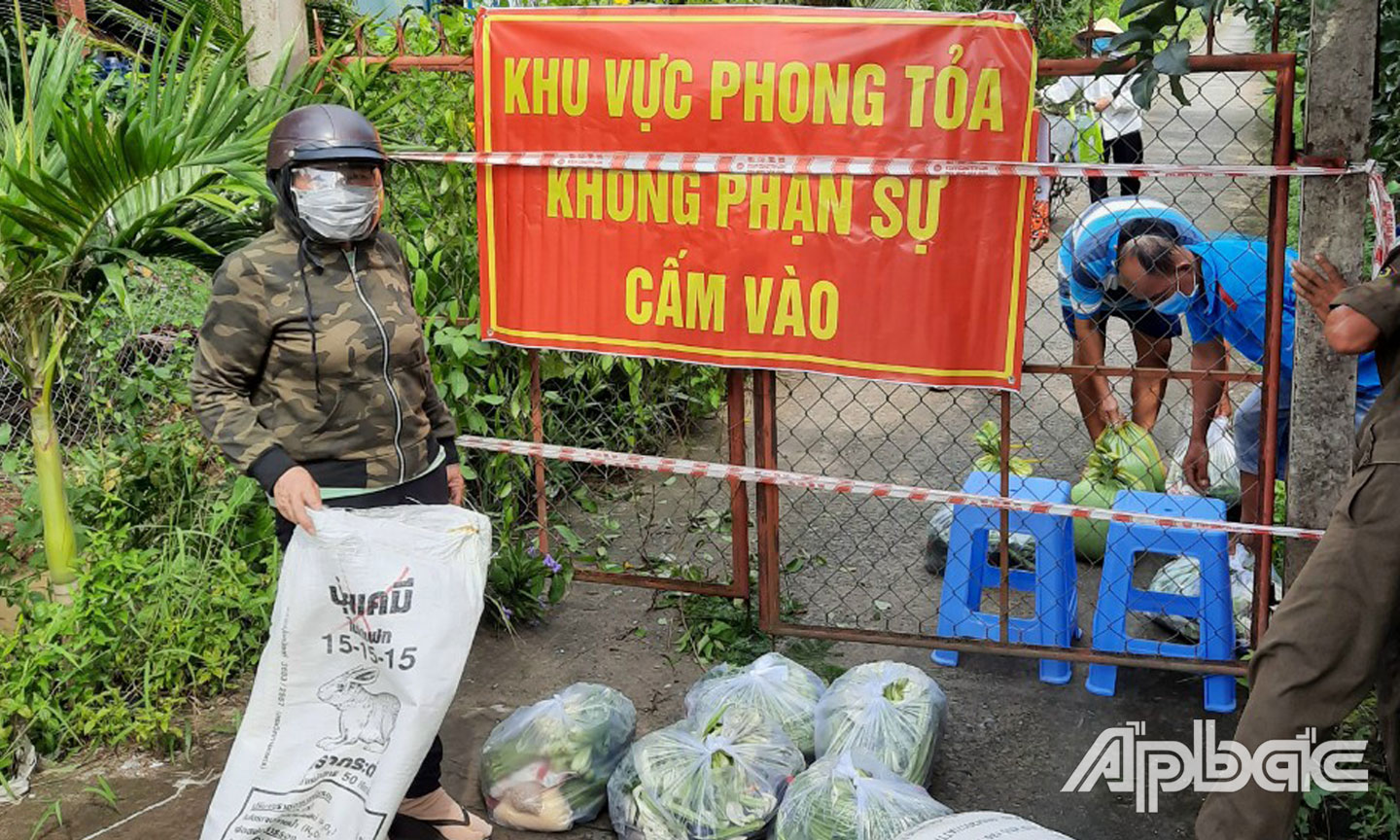 Các tổ chức, cá nhân cùng chính quyền xã hỗ trợ người dân trong các khu vực phong tỏa (hoạt động được tổ chức đều đặn mỗi ngày).