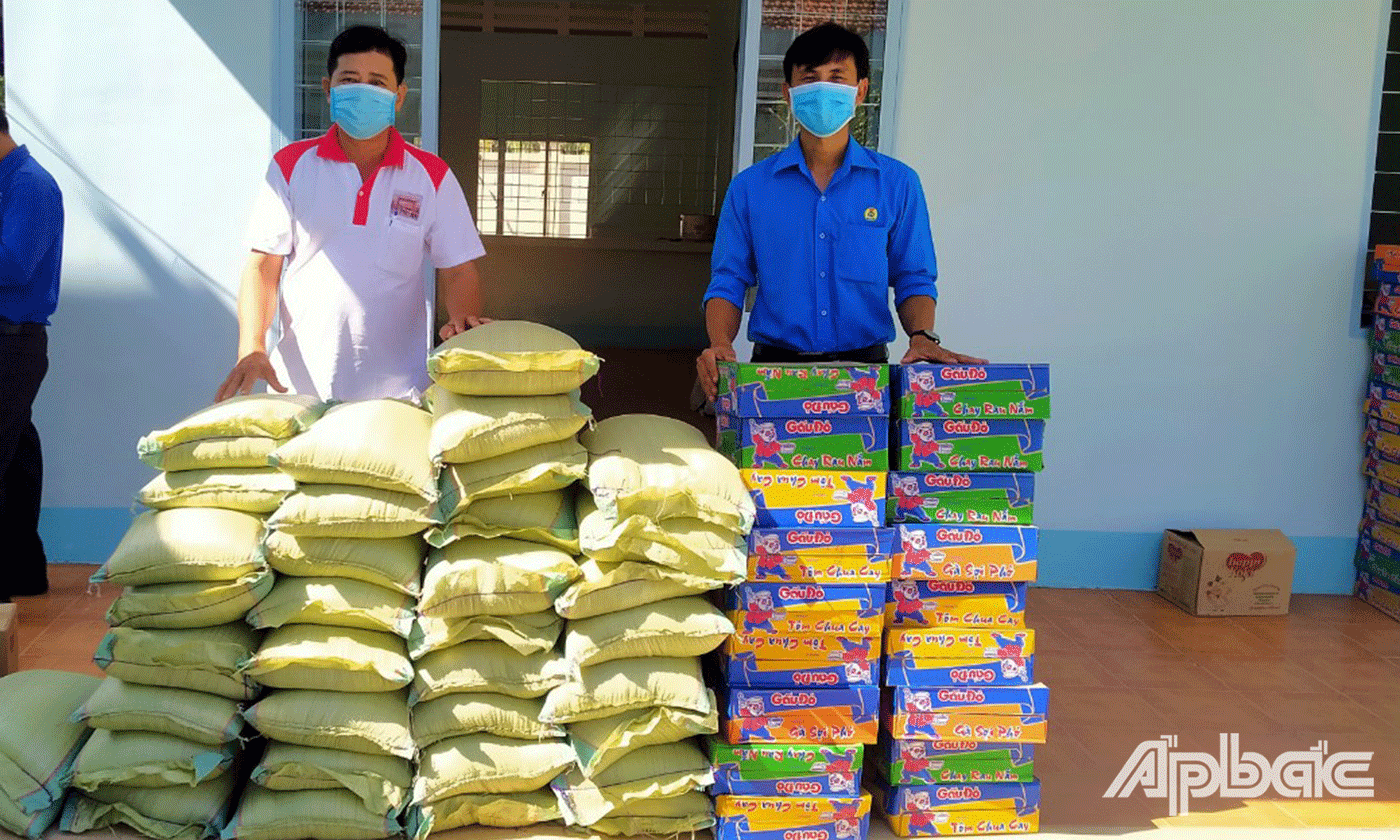 Liên đoàn Lao động huyện Gò Công Tây tổ chức Mô hình “Phiên chợ 0 đồng” phục vụ miễn phí nhu yếu phẩm, rau củ quả,…  góp phần chia sẻ, giảm bớt khó khăn với đoàn viên, CNVCLĐ và người dân trong mùa dịch.