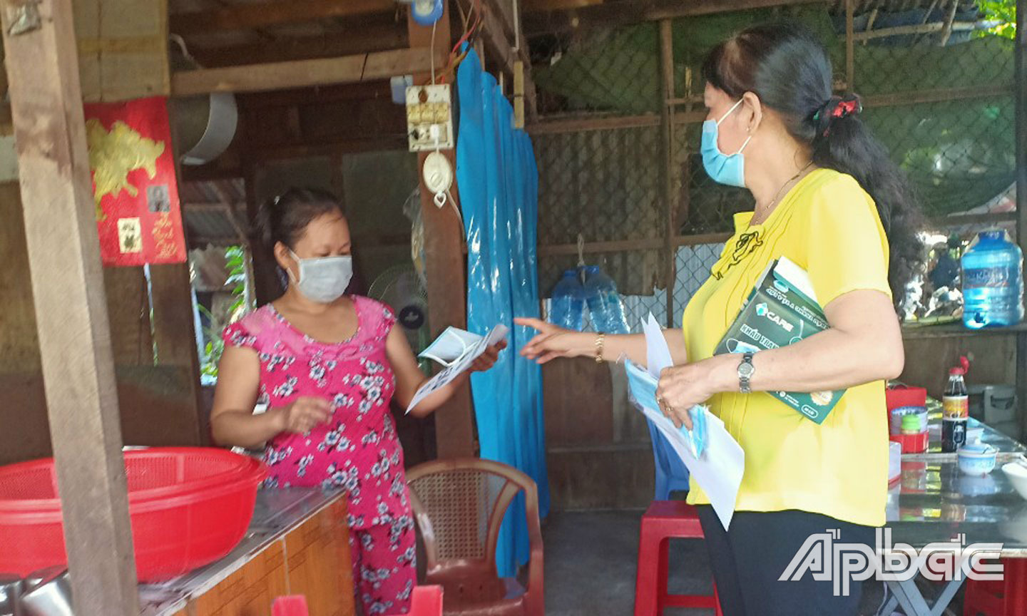 Tổ Covid cộng đồng xã Tân Hòa Thành (huyện Tân Phước) tuyên truyền,  nhắc nhở người dân tuân thủ các quy định phòng, chống dịch Covid-19.