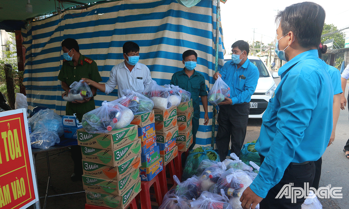 Lãnh đạo Liên đoàn Lao động huyện Châu Thành, tỉnh Tiền Giang trao quà cho người dân trong khu phong tỏa trên địa bàn huyện 