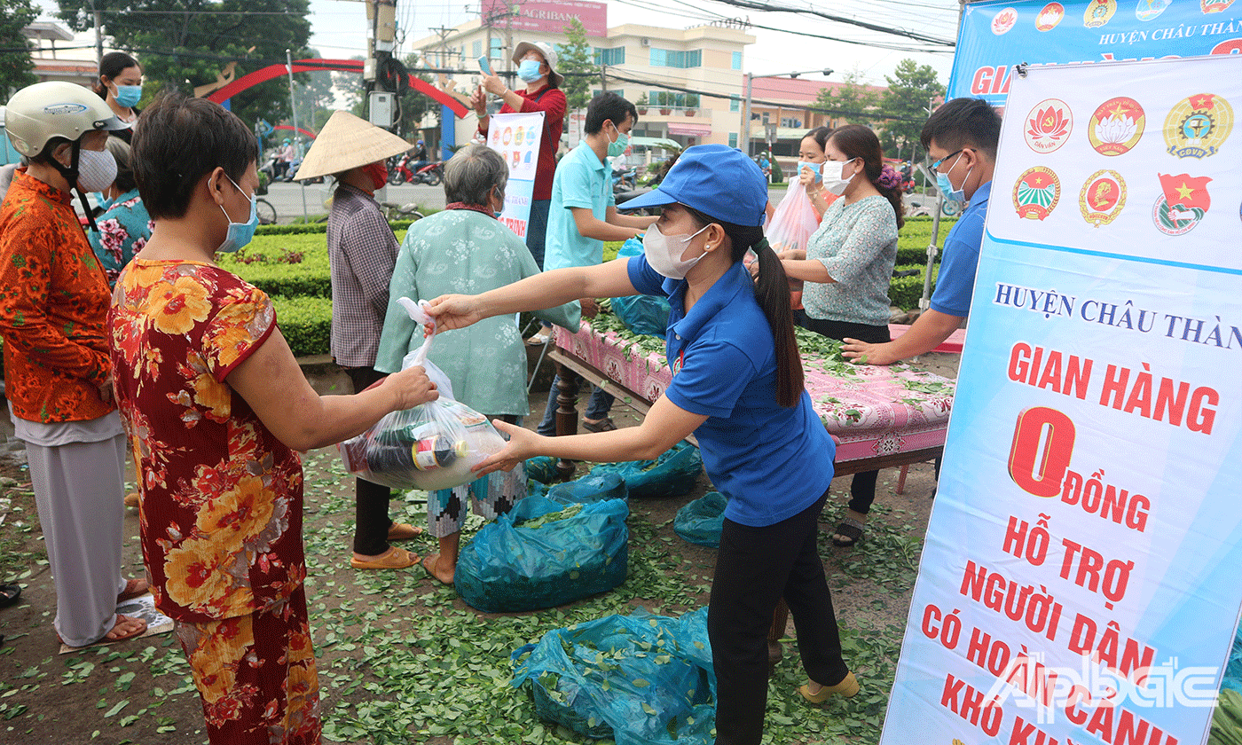 Gian hàng 0 đồng do Liên đoàn Lao động huyện tổ chức san sẻ phần nào khó khăn của người lao động 