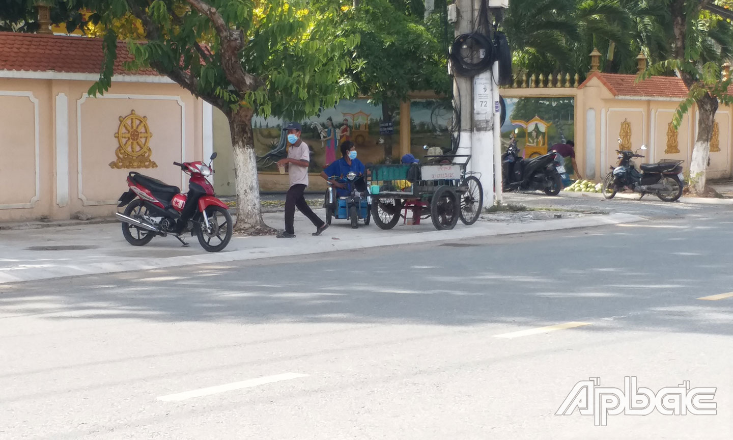 Do dịch bệnh mà nhiều người chạy “xe ôm”, xích lô chở hàng thuê ngồi hàng giờ, có khi cả ngày mà không chạy được cuốc xe nào.