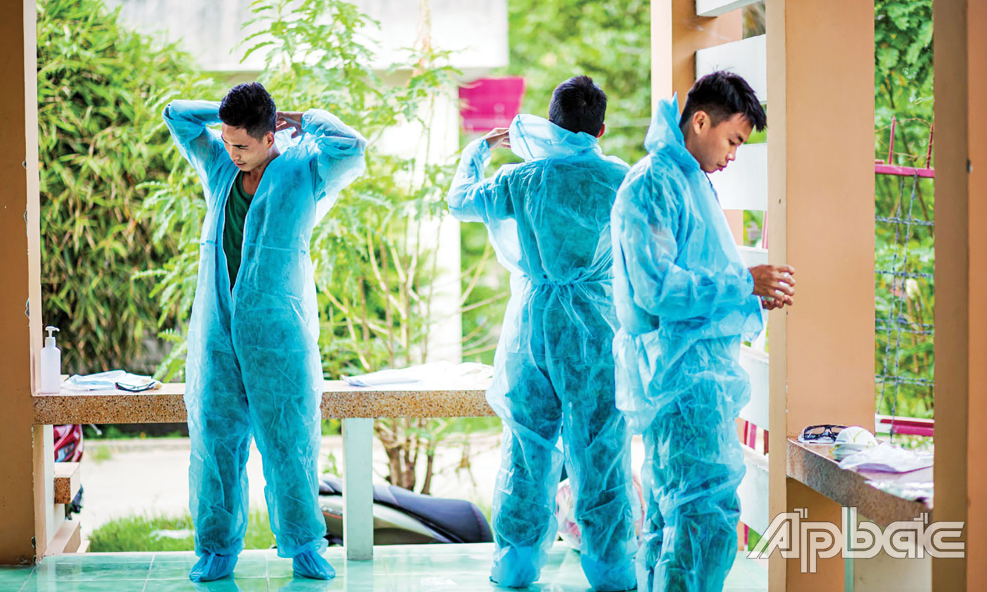 Lực lượng Quân đội mặc đồ bảo hộ chuẩn bị thực hiện nhiệm vụ.