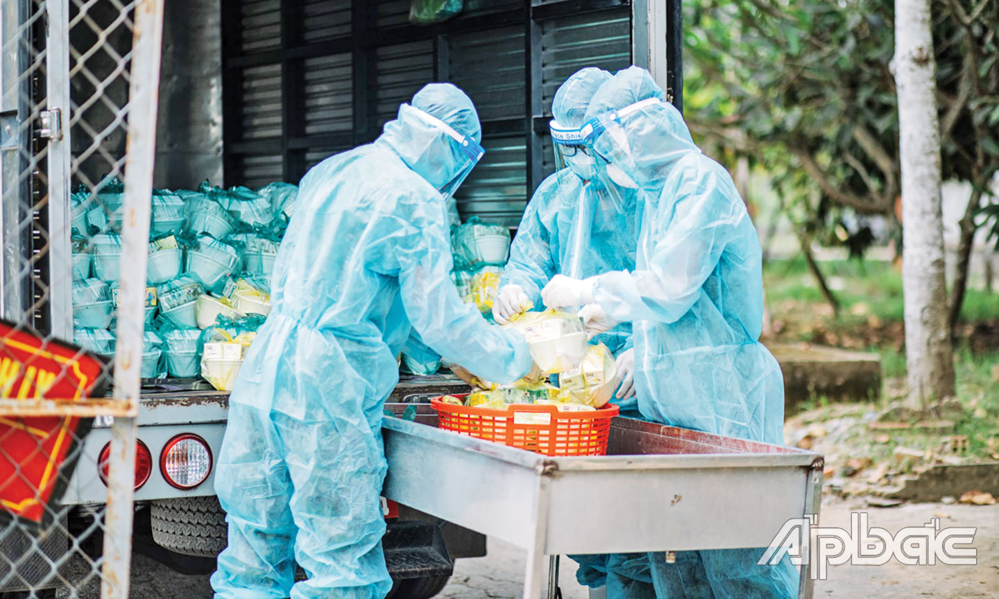 Đội ngũ hậu cần mang cơm đến cho bệnh nhân.