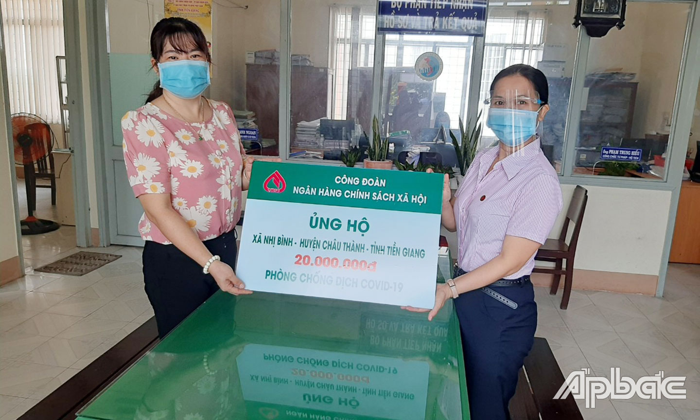 Giám đốc NHCSXH Trần Thị Hoàng Quyên  trao ngân phiếu tượng trưng