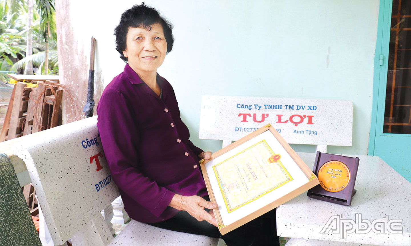 Cô Bảy luôn trân trọng cất giữ những Bằng khen, Giấy khen của gia đình như báu vật.