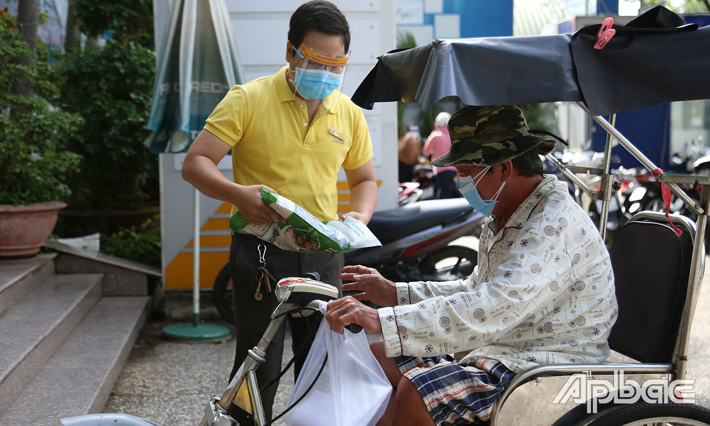 Bửu điện tỉnh Tiền giang trao gạo ngon cho người dân gặp hoàn cảnh khó khăn.