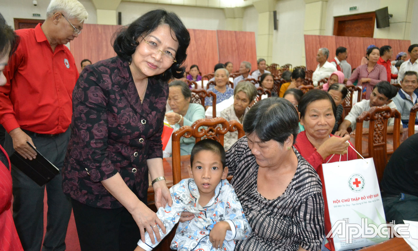 Nguyên Phó Chủ tịch nước Đặng Thị Ngọc Thịnh thăm hỏi và tặng quà NNCĐDC tỉnh Tiền Giang vào dịp Tết Nguyên đán năm 2019. Ảnh: Thu Hoài