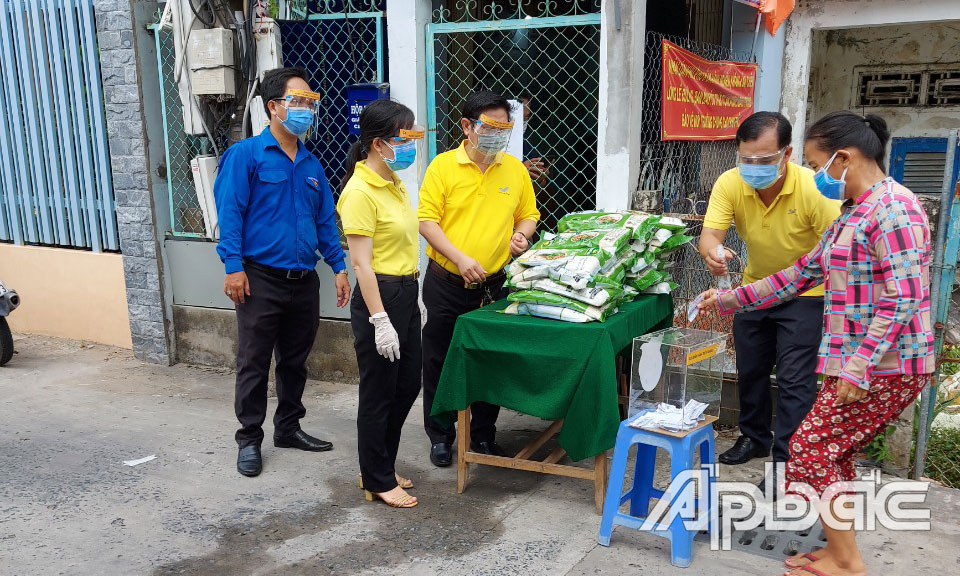 Trao gạo ngon tại điểm trên địa bàn phường 6, thành phố Mỹ Tho bị ảnh hưởng của dịch bệnh Covid-19: