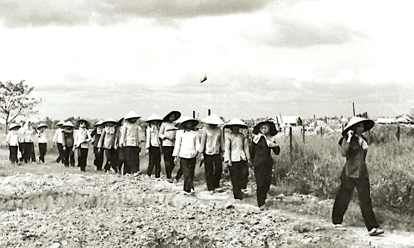 Bộ đồ bà ba trở thành quen thuộc và là biểu tượng đối với cán bộ và bà con trong vùng kháng chiến.